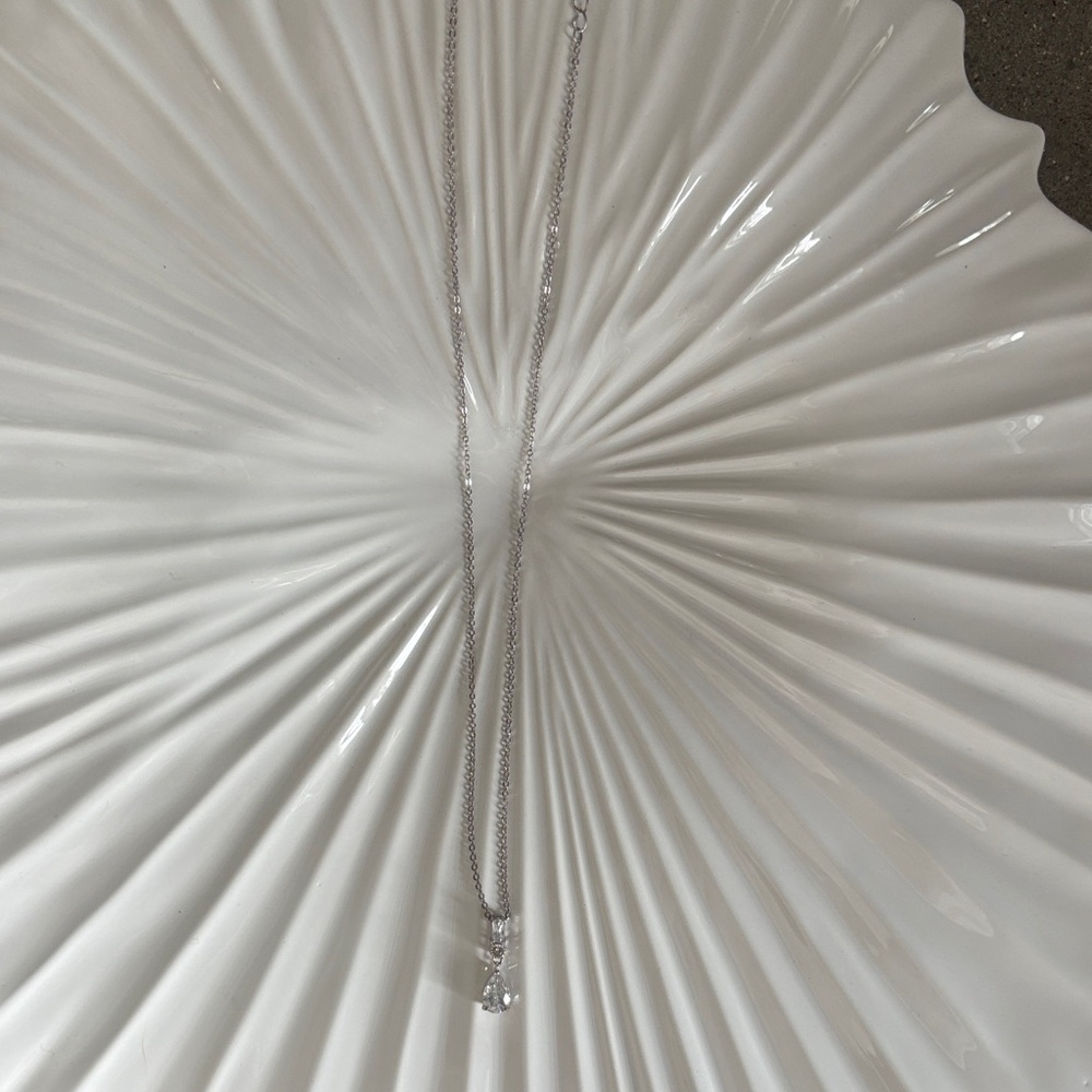 Elegant Silver Necklace with Teardrop Pendant - Picture 3 of 3